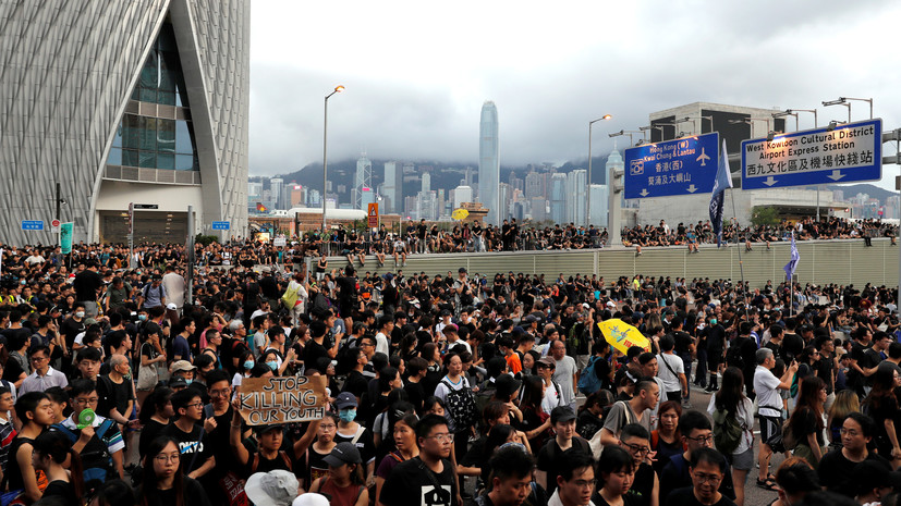 Из-за протестующих в Гонконге закрыли железнодорожный терминал