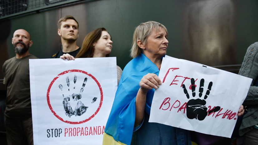 Националисты зажгли файеры в ходе акции в Киеве против NEWSONE