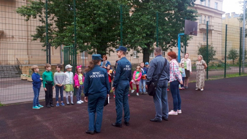 Спасатели провели учебную эвакуацию в летнем оздоровительном лагере в Петербурге