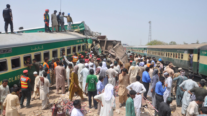 В Пакистане 11 человек погибли при столкновении поездов