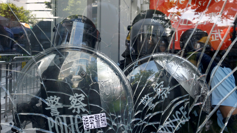 Полиция Гонконга призвала протестующих прекратить нарушения