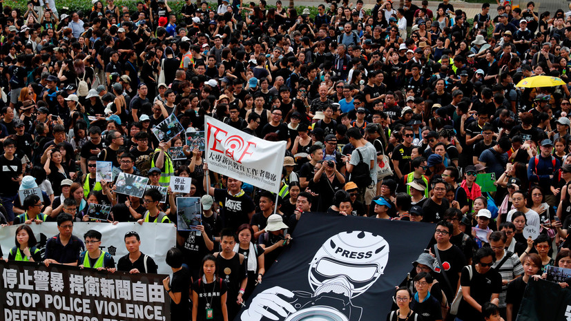 Тысячи демонстрантов вышли на улицы Гонконга с новой акцией протеста