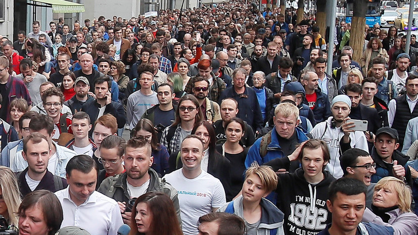 Около тысячи человек участвуют в несогласованной акции в центре Москвы