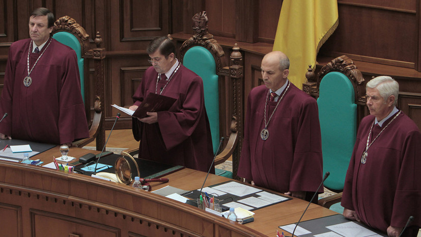 КС Украины признал конституционным закон о декоммунизации