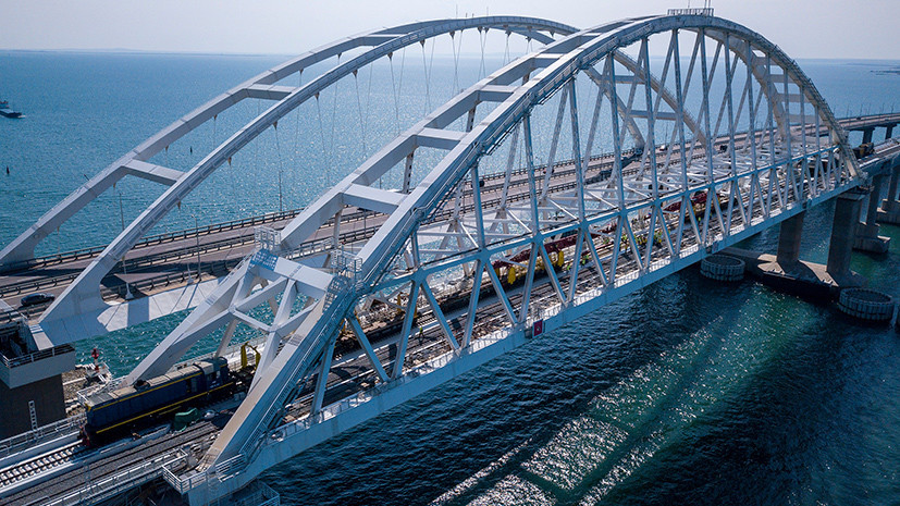 «Ход движения поездов будет плавным и почти бесшумным»: строители завершили укладку рельсов на Крымском мосту
