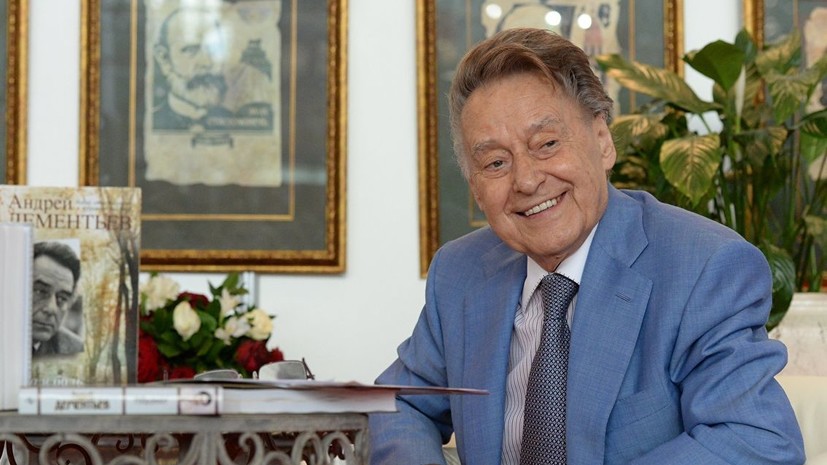 В Твери открыли мемориальную доску в честь поэта Андрея Дементьева