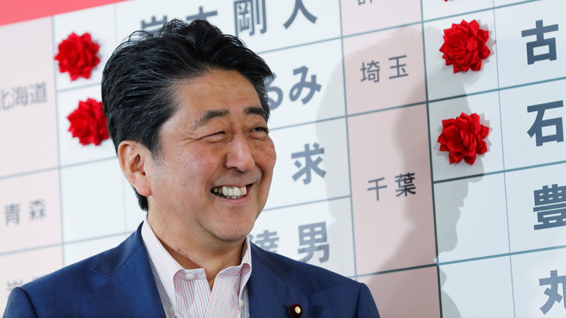 Блок Абэ сохранил большинство в верхней палате парламента Японии