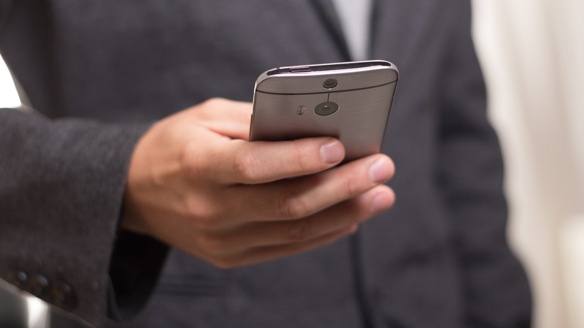 В АРБ объяснили предложение запретить банковским служащим пользоваться смартфонами на работе