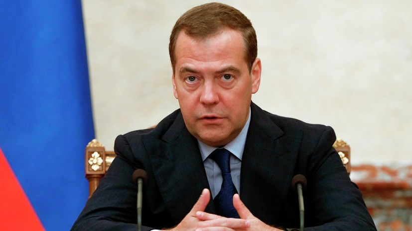 Медведев призвал избавлять учителей от излишней отчётности