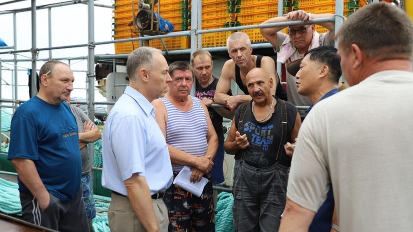 Российские дипломаты встретились с задержанными КНДР моряками