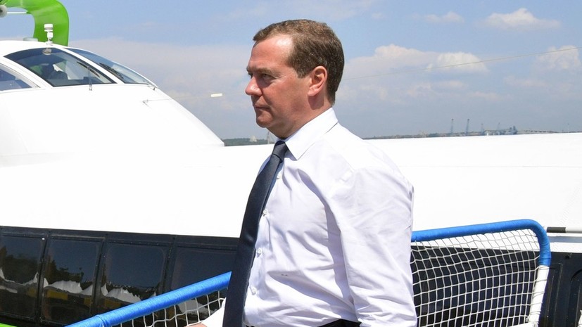 Медведев прибыл в Севастополь на торжества ко Дню ВМФ