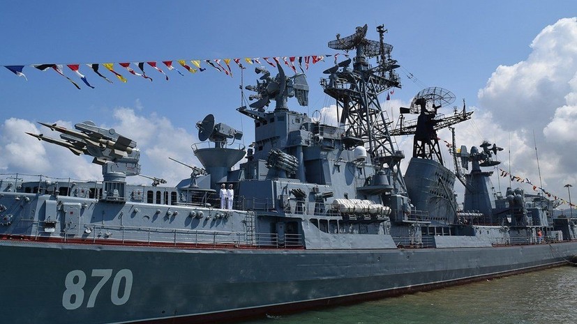 На рейде сирийского порта Тартус прошёл парад кораблей ВМФ России