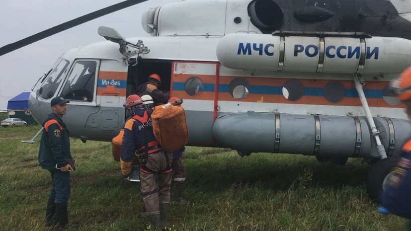 Вертолёты МЧС перевезли эвакуированных жителей Тулунского района в город Тулун