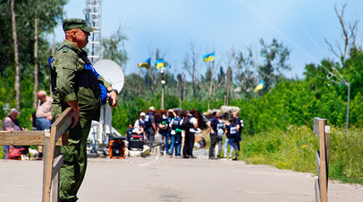 Военнослужащий ЛНР в районе пропускного пункта «Станица Луганская»
