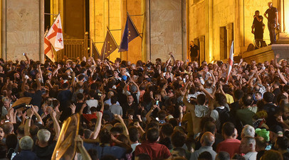 Архивное фото. Митинг у здания парламента в Тбилиси 20 июня 2019 года