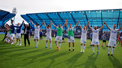 Игроки ФК «Оренбург» радуются победе в матче 30-го тура чемпионата России по футболу