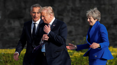 Президент США Дональд Трамп, генсек НАТО Йенс Столтенберг и премьер-министр Великобритании Тереза Мэй, саммит НАТО в Брюсселе, июль 2018-го 