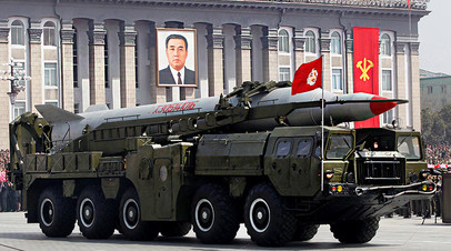Северокорейская ракета во время военного парада в Пхеньяне