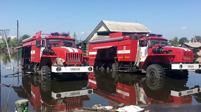 Автомобили противопожарной службы МЧС РФ откачивают воду в районе подтопления в городе Тулун Иркутской области