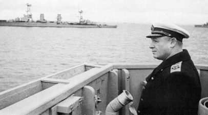 Николай Герасимович Кузнецов на фоне крейсера «Красный Кавказ»