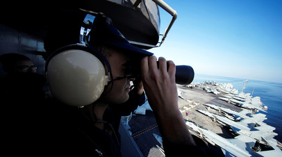 Архивное фото. Американский военный на борту авианосца в Ормузском проливе