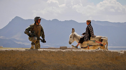 Солдат Афганской национальной армии во время совместного патрулирования с американскими военными