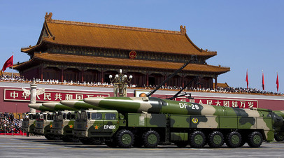 Китайские мобильные комплексы с баллистическими ракетами средней дальности DF-26