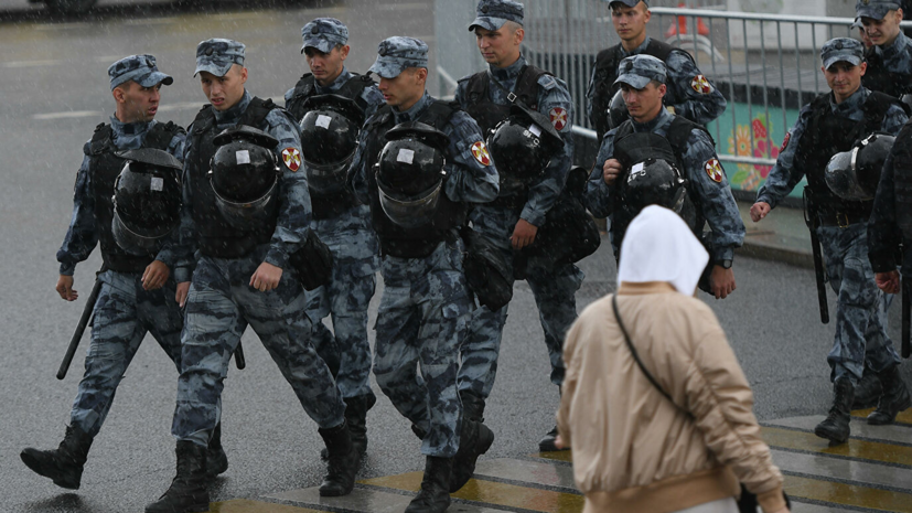 На несогласованной акции в центре Москвы задержали около 600 человек