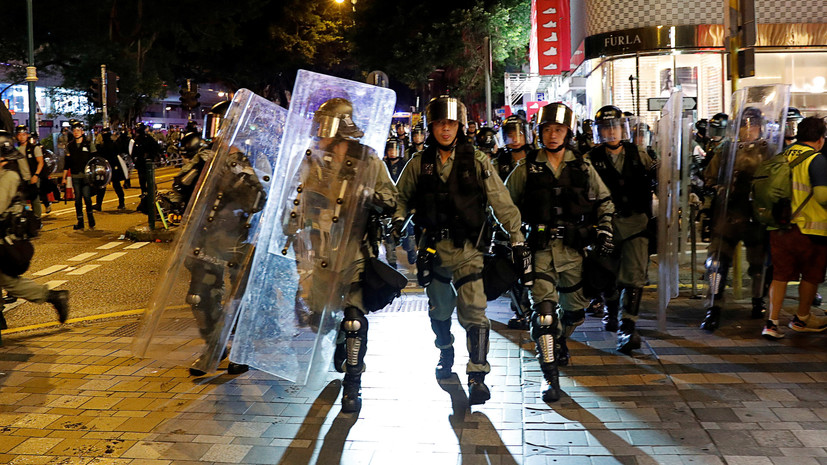 Полиция в Гонконге применила против протестующих слезоточивый газ