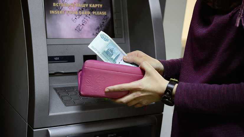 СМИ: Работодателей в России могут обязать информировать сотрудников о выборе зарплатного банка