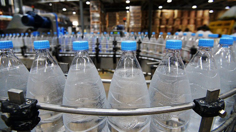 «Преступление против человека и его здоровья»: более четверти продаваемой в России питьевой воды оказалось подделкой