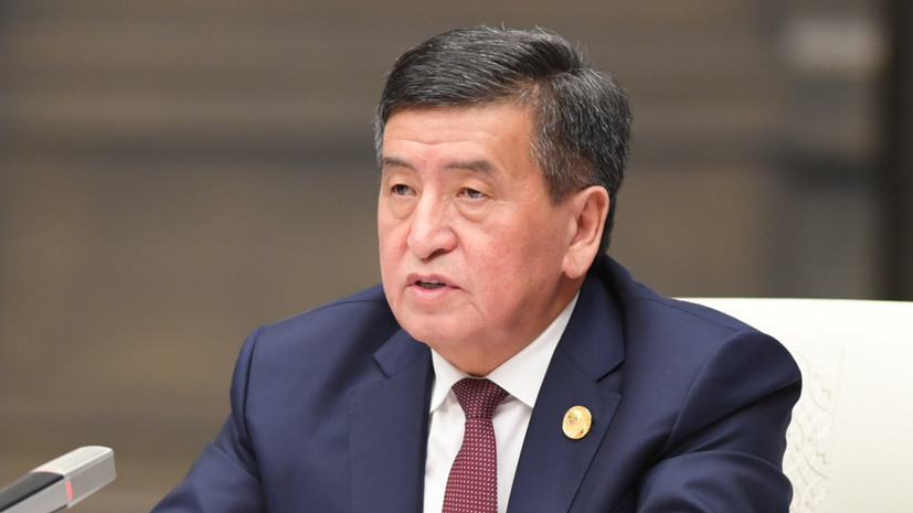 Президент Киргизии выступил на внеочередном заседании парламента