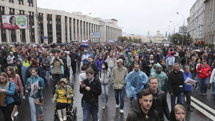 В согласованном митинге в Москве участвуют около 20 тысяч человек