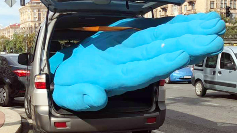 Демонтированную в Киеве синюю руку отправят в Николаев