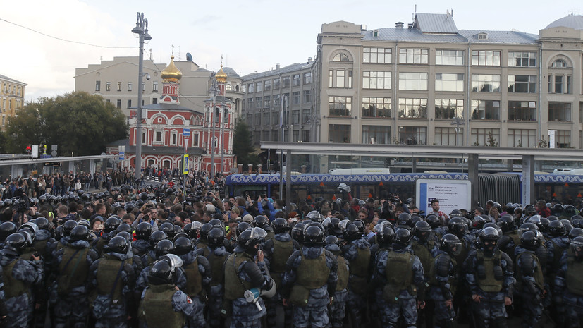 На несанкционированной акции в Москве задержали более 130 человек