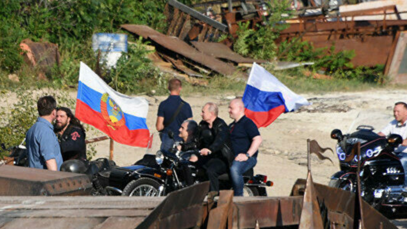 Путин прибыл на мотоцикле на байк-шоу в Крыму