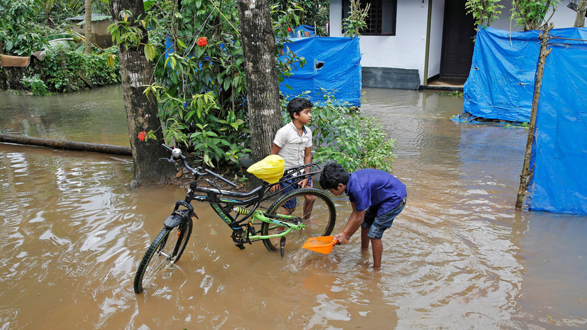 Число жертв наводнений в Индии почти достигло 150