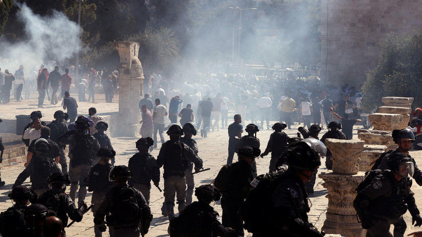 Около 100 палестинцев пострадали в стычках с полицией в Иерусалиме
