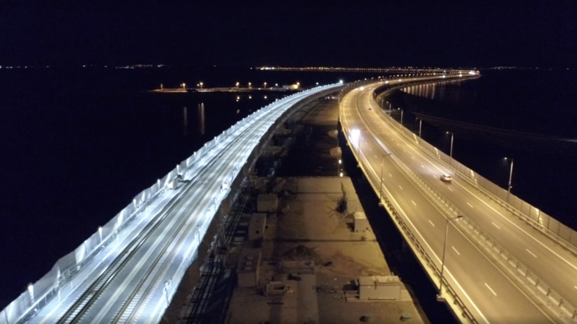 «Для видимости в любую погоду»: на железнодорожной части Крымского моста протестировали систему освещения
