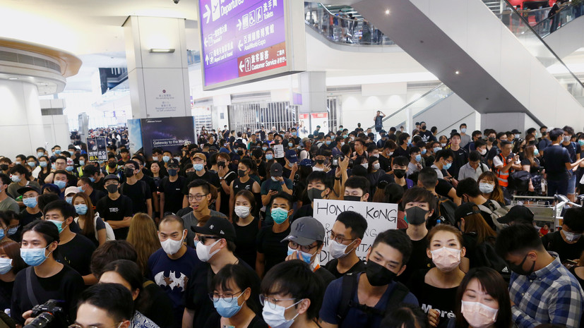 Все авиарейсы из аэропорта Гонконга снова отменены из-за протестов