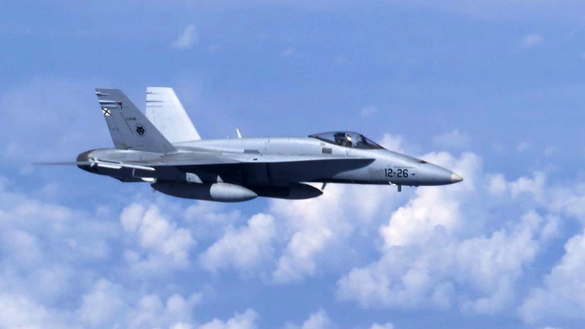 СМИ рассказали подробности о приблизившемся к самолёту Шойгу F-18