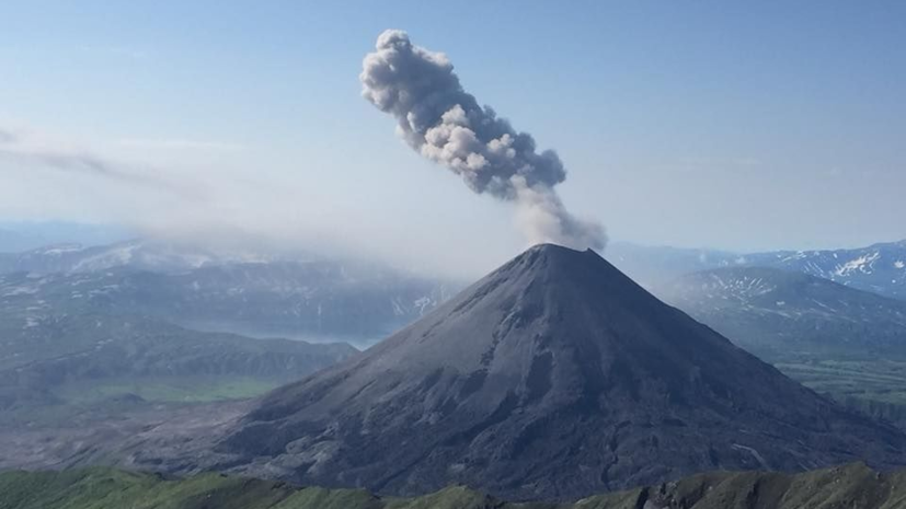 Вулкан на Камчатке выбросил столб пепла на 4,5 км
