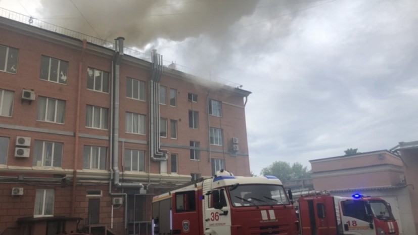В МЧС заявили о локализации пожара в бизнес-центре Петербурга
