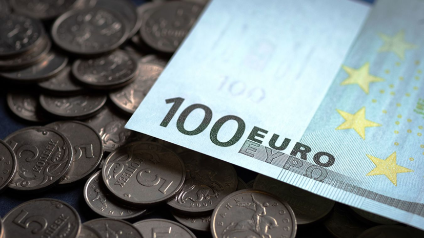 Курс евро превысил 74 рубля впервые с апреля