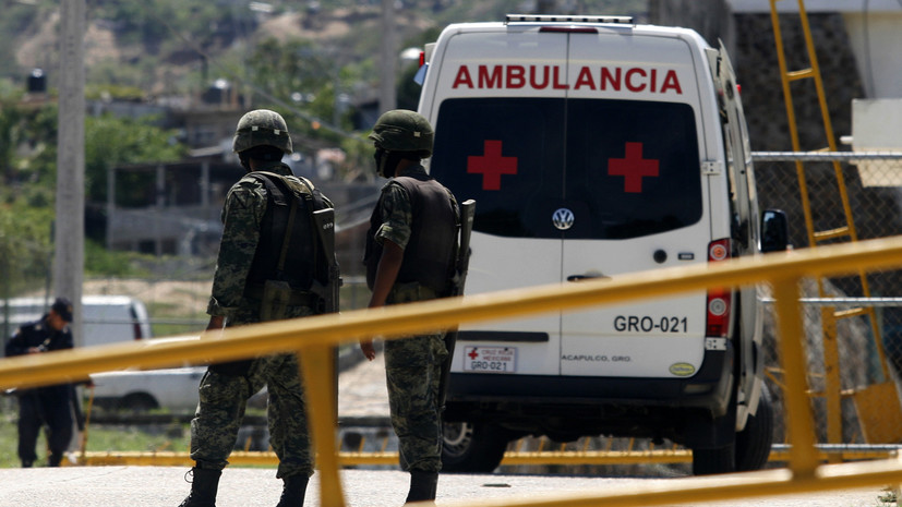 В Мексике при падении фургона с обрыва погибли семь человек