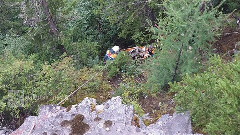 Якутские спасатели эвакуировали упавшую с 50-метровой скалы девушку