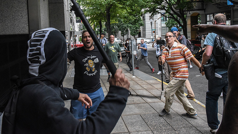 «Насилие становится частью игры»: почему в американском Портленде происходят столкновения ультраправых и антифашистов