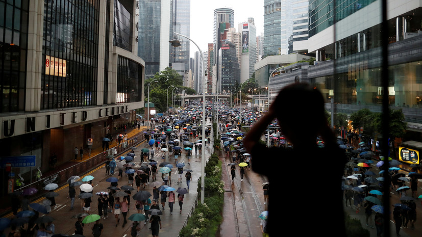 Тысячи протестующих вышли на улицы Гонконга