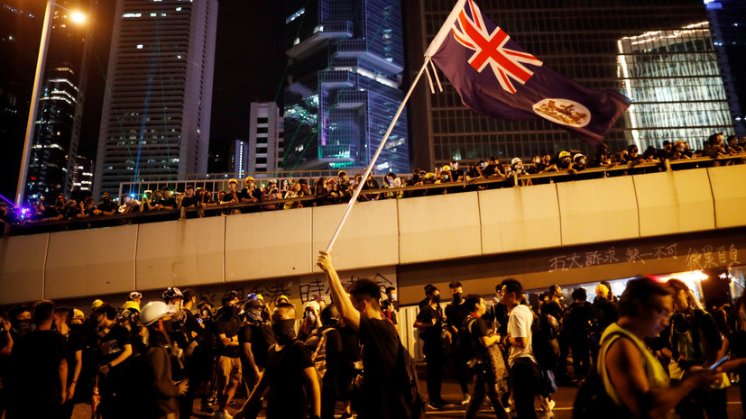 Демонстранты собрались около здания заксобрания Гонконга