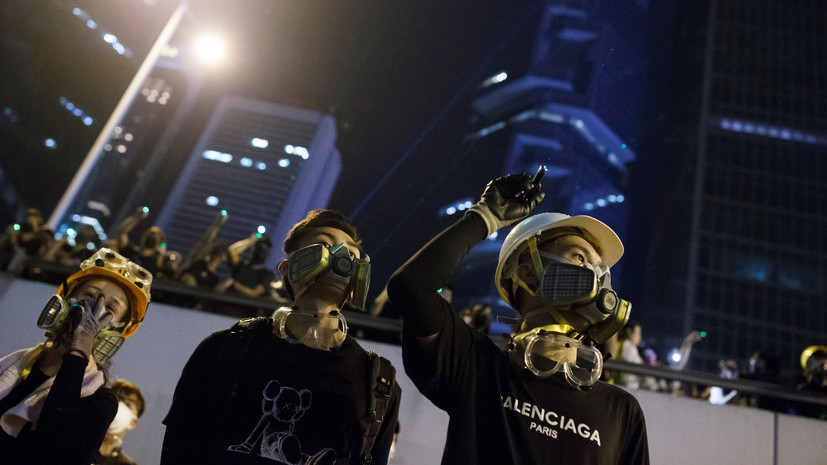 Гонконгские демонстранты покидают район правительственных зданий